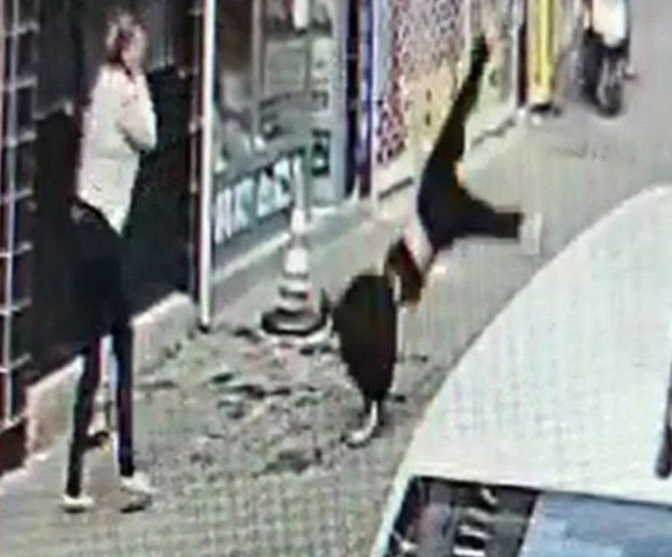 15-latka robiła selfie, spadła z dachu na beton! Szokujące nagranie monitoringu