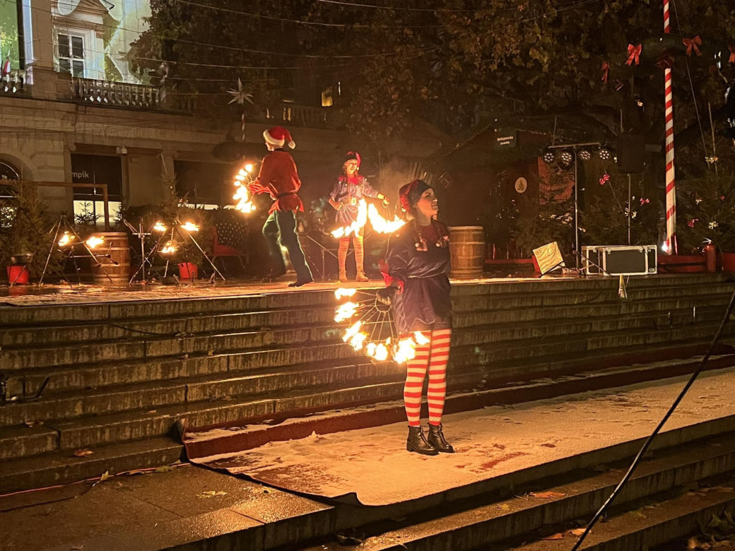 Betlejem Poznańskie 2023. Zimowe Fire Show na placu Wolności w Poznaniu