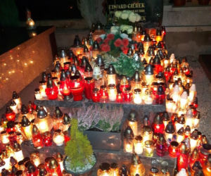 Rozświetlony grób Edwarda Gierka 