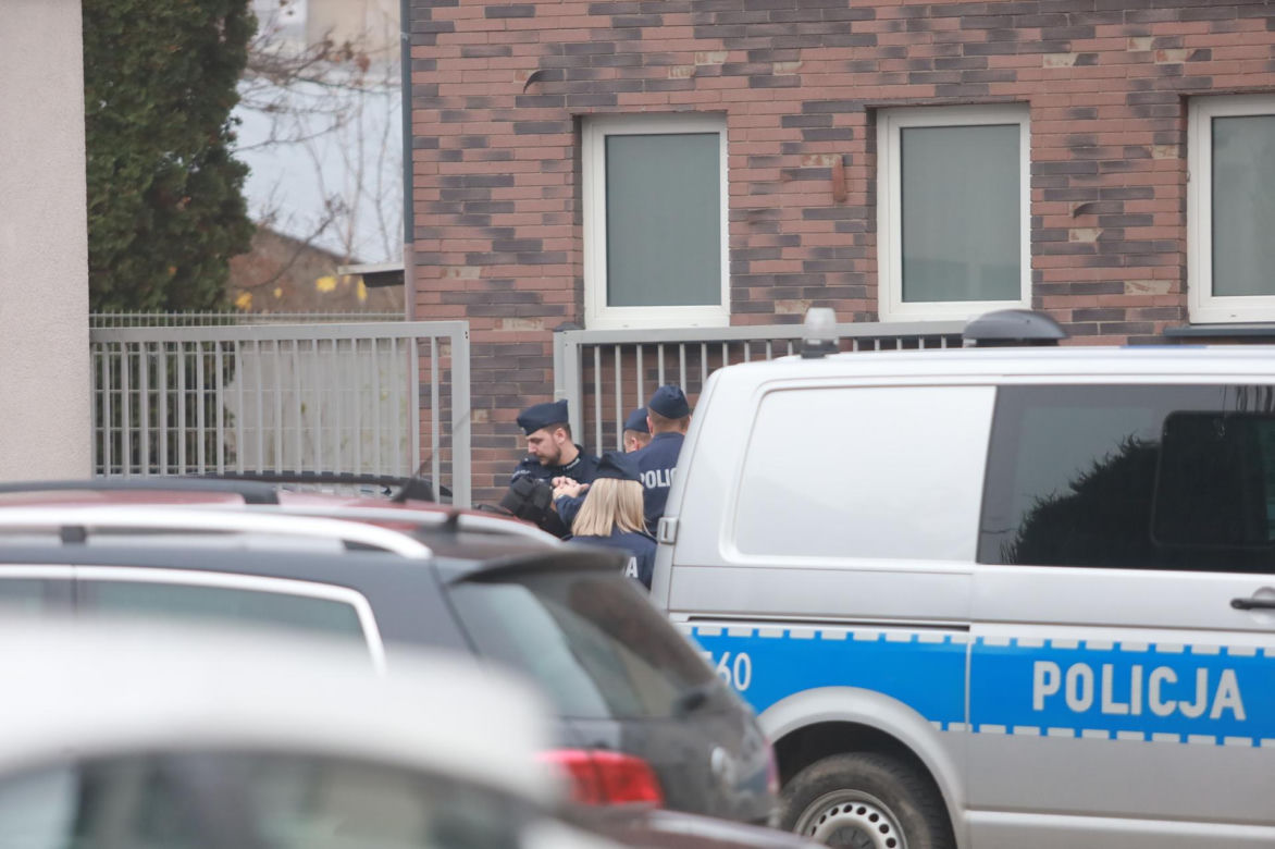 Brutalne morderstwo w Mławie. Odciął swojej siostrze głowę dwoma nożami. Jej ciało znalazły malutkie dzieci