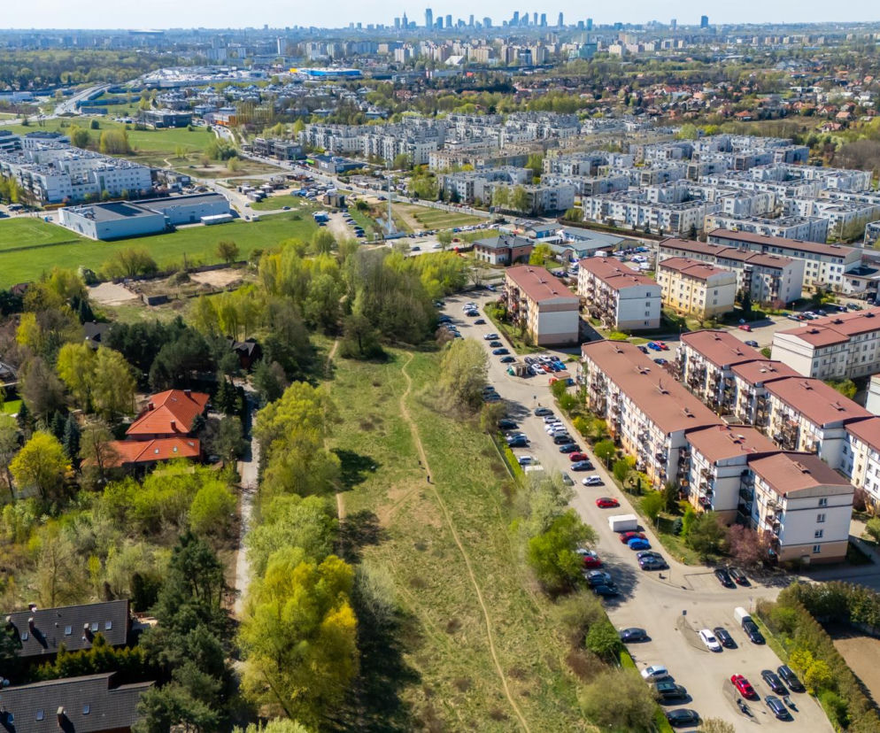 Widok z lotu ptaka na warszawską Białołękę z niską zabudową i zielenią. O nowym osiedlu przeczytasz na Muratorplus.