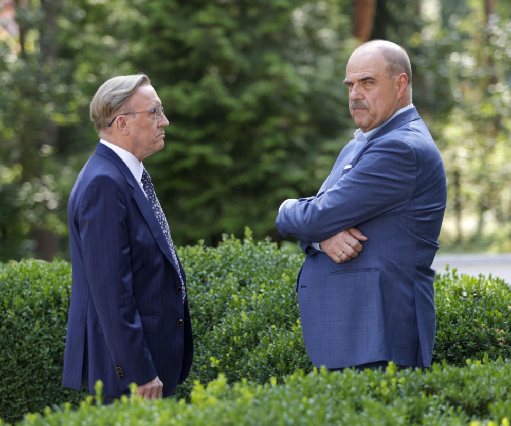 Aktorzy Artur Barciś i Cezary Żak w garniturach na planie serialu Ranczo. O powrocie produkcji przeczytasz w serwisie Eska.