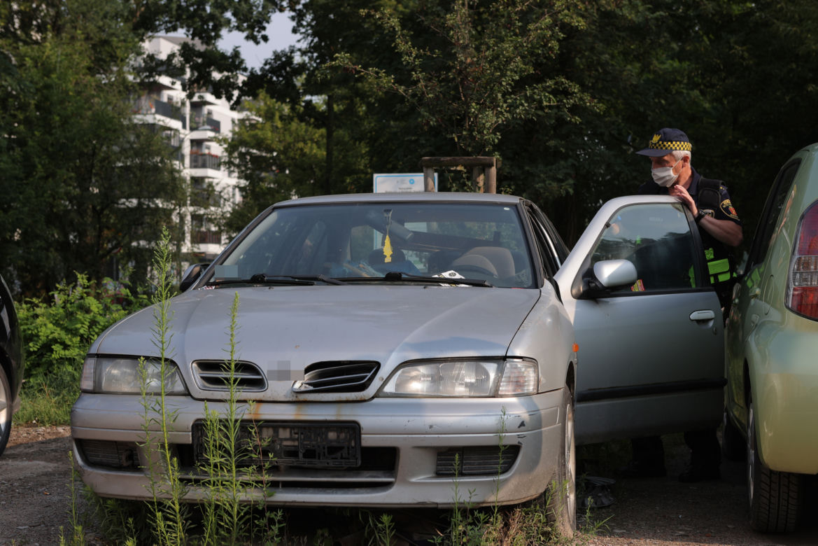 Sprzątamy miasto z wraków. Patrol "SE" na tropie porzuconych aut 