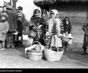 Dziewczynki z koszami ze święconką (1937)