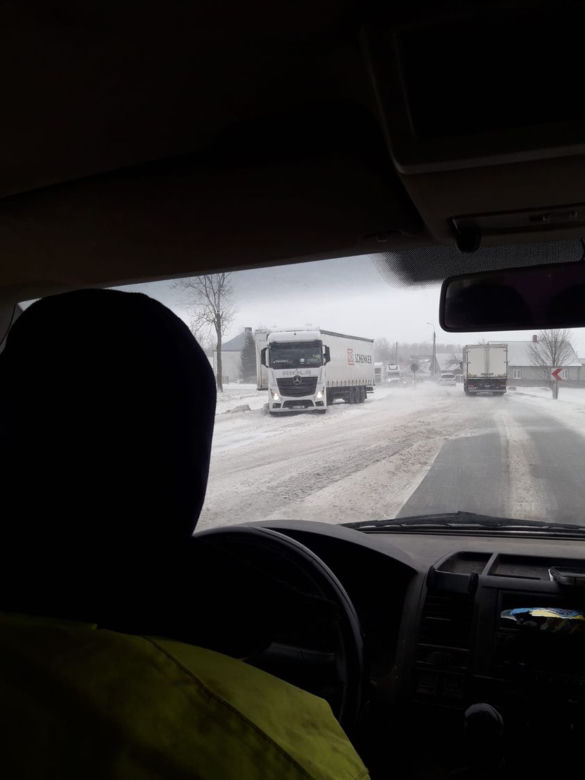 Trudne warunki na drogach w Podlaskiem. Kolizje, wypadki, sporo tras nieprzejezdnych (21.01.2022)