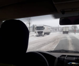 Trudne warunki na drogach w Podlaskiem. Kolizje, wypadki, sporo tras nieprzejezdnych (21.01.2022)