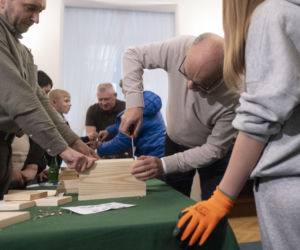 Włodzimierz Czarzasty robi budki dla ptaków Sejm/Piotr Tracz