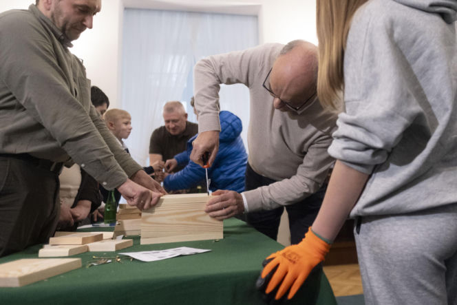 Włodzimierz Czarzasty robi budki dla ptaków Sejm/Piotr Tracz