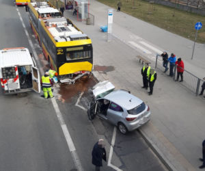 Dramat na Saskiej Kępie. Samochód wbił się w autobus