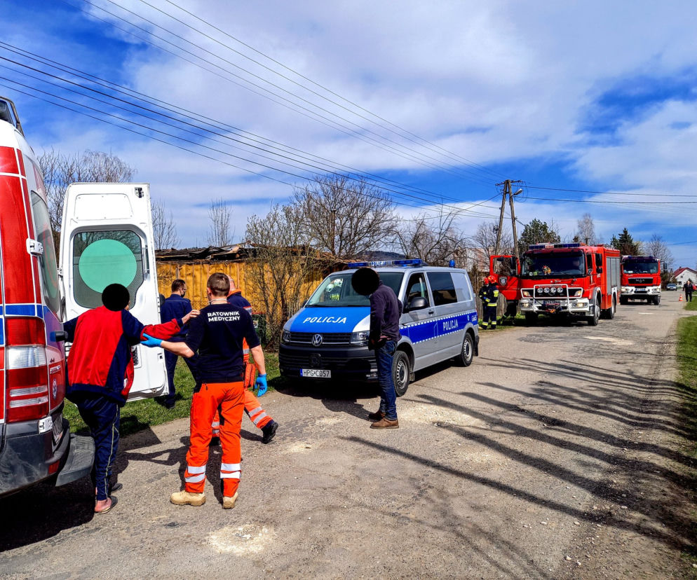 Katastrofa budowlana w Lusławicach. Starszy mężczyzna wyniesiony z domu przez policjanta i strażaka