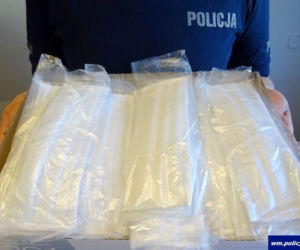 Policjantka z piskiej komendy sierż. szt. Małgorzata Księżyk szyje maseczki ochronne