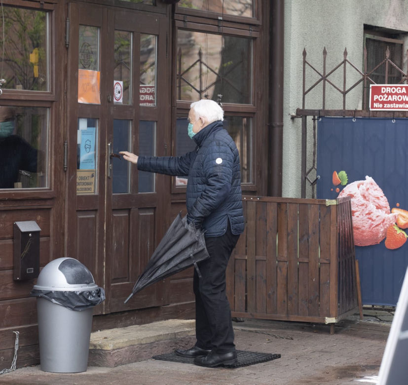 Leszek Miller wybrał sie na lody w zimną i deszczową majówkę