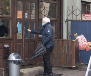 Leszek Miller wybrał sie na lody w zimną i deszczową majówkę