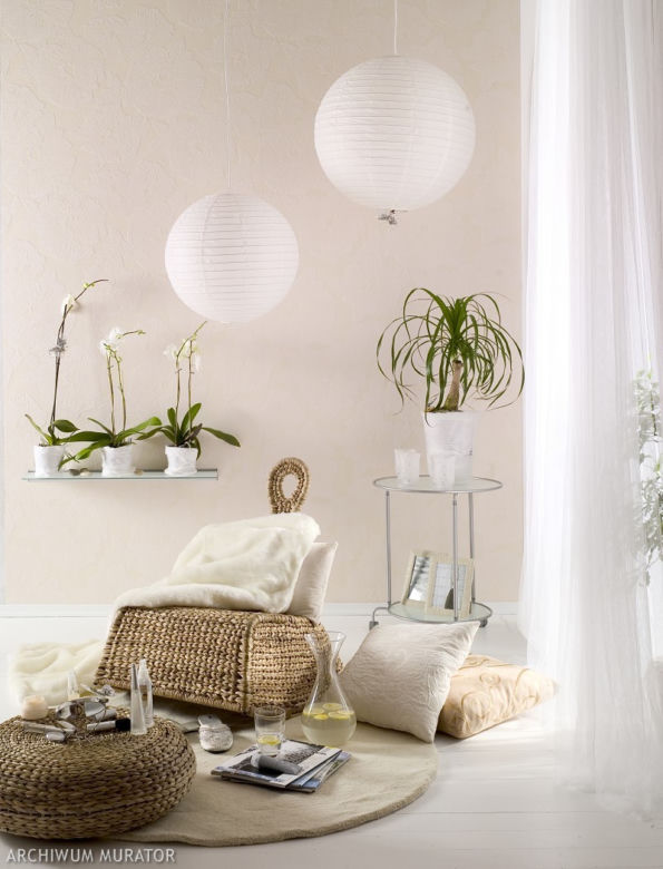 Ściany off white z jasnymi wiklinowymi dodatkami
