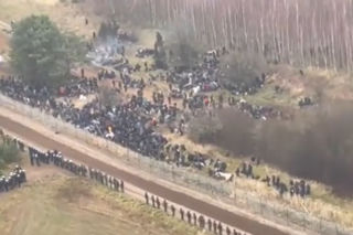 Dziś może dojść do najtrudniejszej sytuacji. Śmigłowiec nad granicą, widoczne setki migrantów