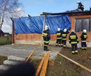 Pojechali z pomocą, sami zostali poszkodowani. Wichura ZNISZCZYŁA REMIZĘ strażaków