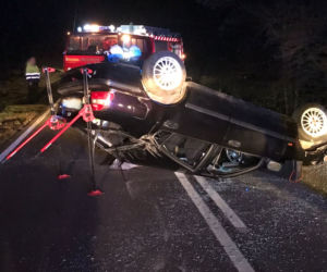 Groźny wypadek na DK 57. Chciał ominąć dziki na drodze, samochód dachował. Dwie osoby w szpitalu