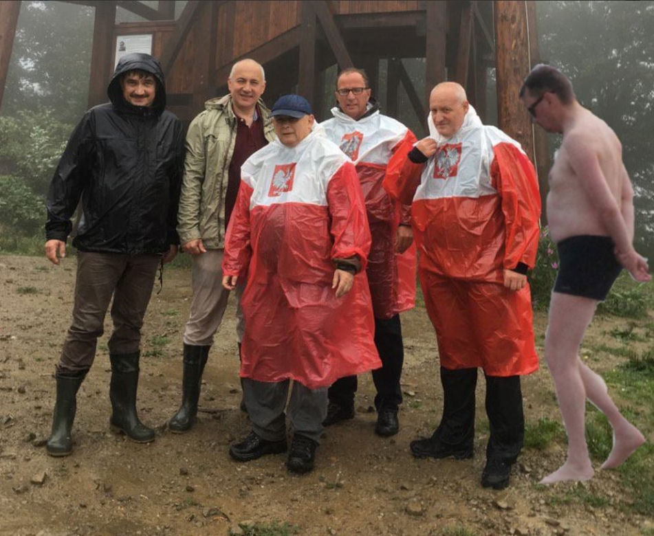 Jarosław Kaczyński w patriotycznej pelerynie MEMY