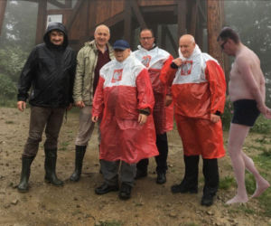 Jarosław Kaczyński w patriotycznej pelerynie MEMY
