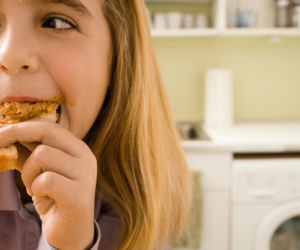 Jedna łyżka dziennie i organizm reaguje. Dietetyczki tłumaczą, co robi masło orzechowe