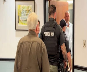 Burmistrz rzucił się na mieszkańca na obradach rady miasta w New Jersey