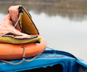 Dramat podczas wędkowania. Mężczyzna wpadł do wody i zniknął pod powierzchnią