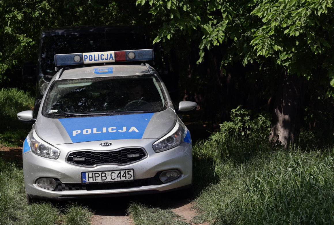 Zwłoki kobiety w lesie. Policja nie wie, kim jest. W identyfikacji pomogą tatuaże?.