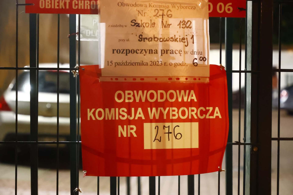 Jest 23, a ludzie wciąż czekają, by zagłosować. Gigantyczna kolejka do lokalu wyborczego w Warszawie