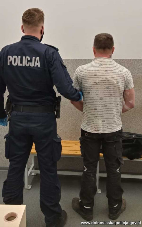 Policyjny pościg zakończony w rowie. Szaleniec uciekał niemal 200 km/h