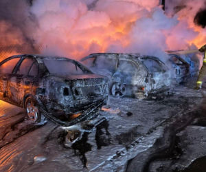 Siedem aut stanęło w ogniu na parkingu firmy transportowej