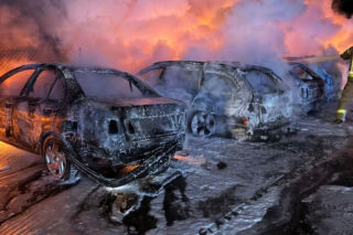 Siedem aut stanęło w ogniu na parkingu firmy transportowej