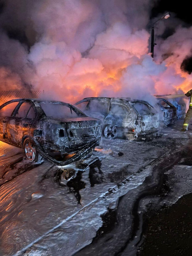 Siedem aut stanęło w ogniu na parkingu firmy transportowej