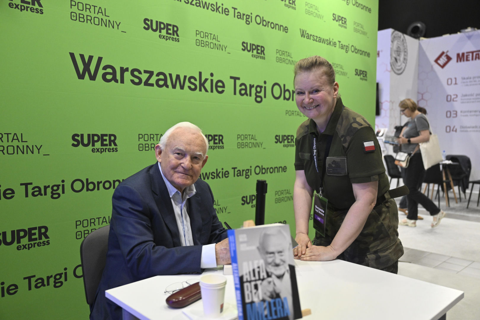 Były premier Leszek Miller na warszawskich Targach Obronnych