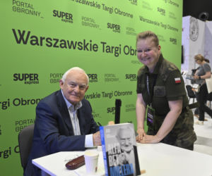 Były premier Leszek Miller na warszawskich Targach Obronnych