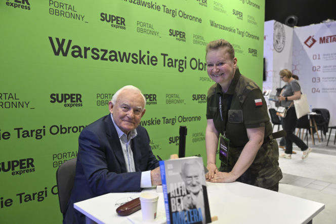 Były premier Leszek Miller na warszawskich Targach Obronnych