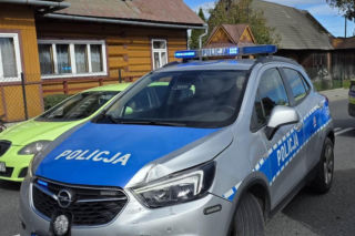 Szaleńczy rajd czarnego Land Rovera. 59-latka taranowała wszystko na swojej drodze, ucierpiał pieszy!