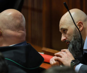 Ks. Olszewski zupełnie odmieniony, bez koloratki, z długą brodą