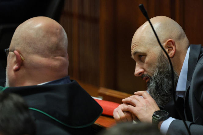 Ks. Olszewski zupełnie odmieniony, bez koloratki, z długą brodą