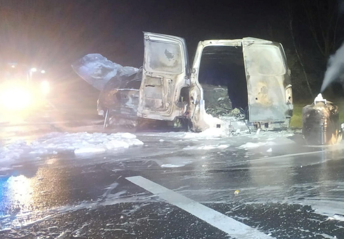 Śmiertelny wypadek pod Łowiczem. Kierowca BMW nie żyje. Dwa pojazdy spłonęły w pożarze 
