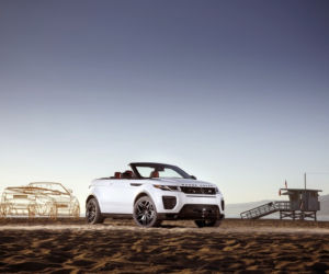 Dzieczyna Bonda Naomie Harris pozuje z Range Roverem Evoque kabrio 