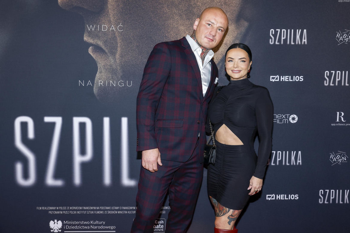 Artur Szpilka z narzeczoną Kamilą Wybrańczyk na premierze filmu "Szpilka"