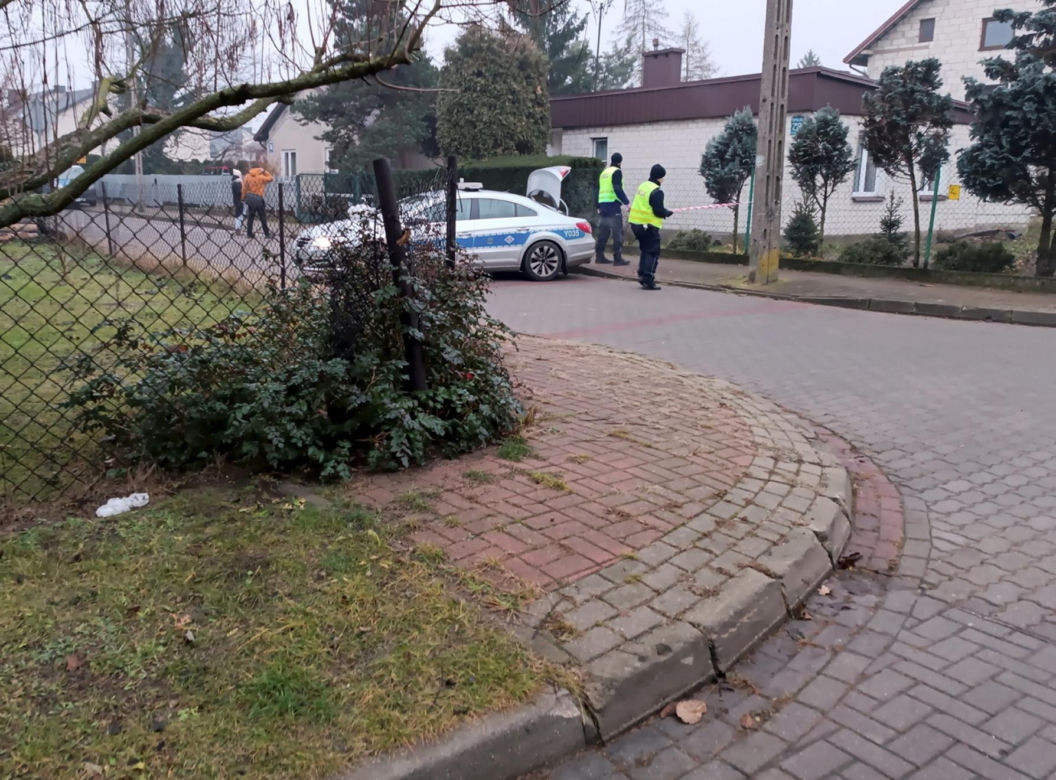 Sąsiedzi usłyszeli strzał, ciało kobiety leżało przy bramie. Nie żyje żona byłego policjanta