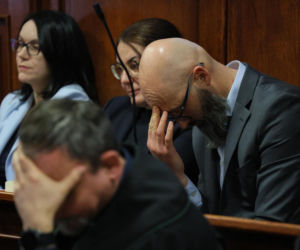 Ks. Olszewski zupełnie odmieniony, bez koloratki, z długą brodą