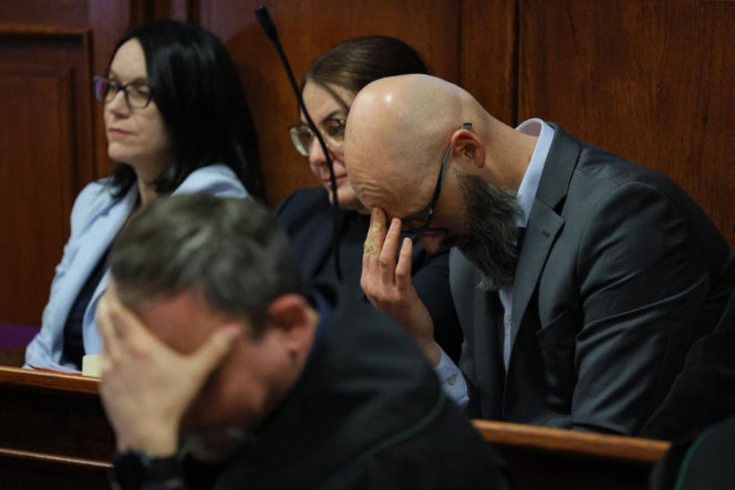 Ks. Olszewski zupełnie odmieniony, bez koloratki, z długą brodą