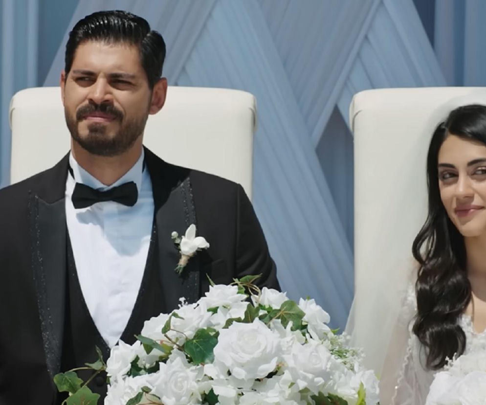 Hancer (Talya Celebi) i Cihan (Cenay Turksever) podczas ceremonii ślubnej w tureckim serialu Panna młoda, gdzie Hancer wychodzi za mąż dla pieniędzy. Więcej o ich losach dowiesz się na Super Seriale.
