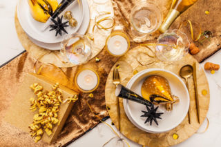 Jak efektownie i niedrogo przygotować wnętrze na imprezę sylwestrową? Ceny dekoracji