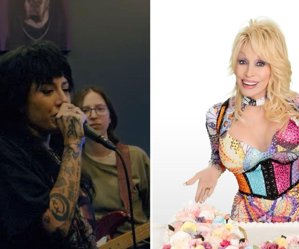 Sara Skinner śpiewa do mikrofonu, a obok na zdjęciu uśmiechnięta Dolly Parton. O ich wspólnym utworze czytaj w EskaRock.