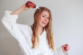 Wypadają ci włosy? Zapomnij o drogich szamponach. Ta mikstura z kuchni działa jak „zastrzyk” dla cebulek