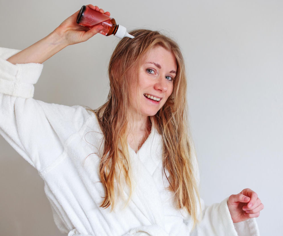 Wypadają ci włosy? Zapomnij o drogich szamponach. Ta mikstura z kuchni działa jak „zastrzyk” dla cebulek