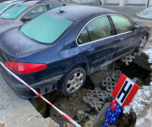 Gdańsk. Pod samochodem powstała dziura w ziemi